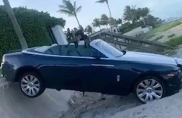 idosa-bate-carro-de-luxo-e-destroi-escultura-de-mais-de-r-16-milhoes-d8582119-08f7-4c28-816d-9ff7e0ffa608