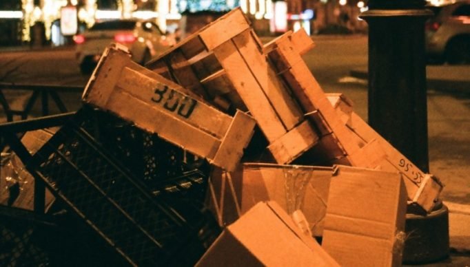 1_casal_tenta_recuperar_caixa_com_r__20_mil_jogada_fora_durante_mudanca-22111817