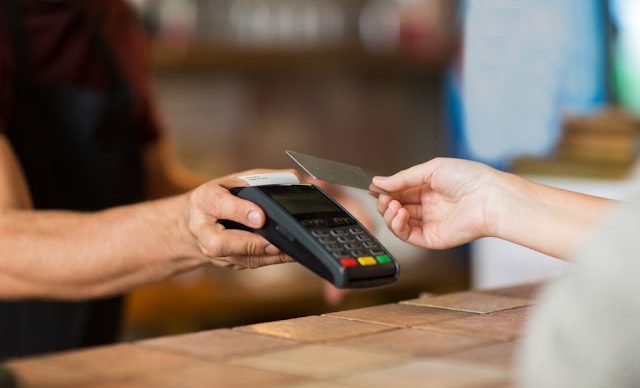 Lizandra_Maquina-de-cartao_-conheca-as-maquinas-com-menores-taxas-1024x682-1