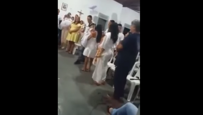 Screenshot 2023-05-05 at 17-45-17 Padre expulsa padrinho de batizado por esquecer nome da afilhada veja vídeo