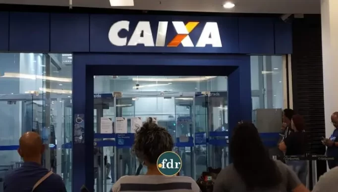 caixa-economica-fila-grande-de-espera-rio-de-janeiro-auxilio-brasil-fdr-768x416