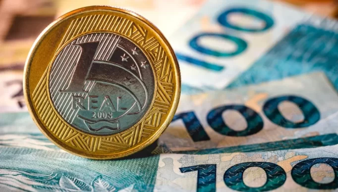 nesta-foto-a-ilustracao-sendo-exibidas-notas-de-cento-e-duzentos-reais-e-uma-moeda-de-um-real-em-destaque-o-real-e-o-dinheiro-atual-no-brasil-68852-94-1-1140x760