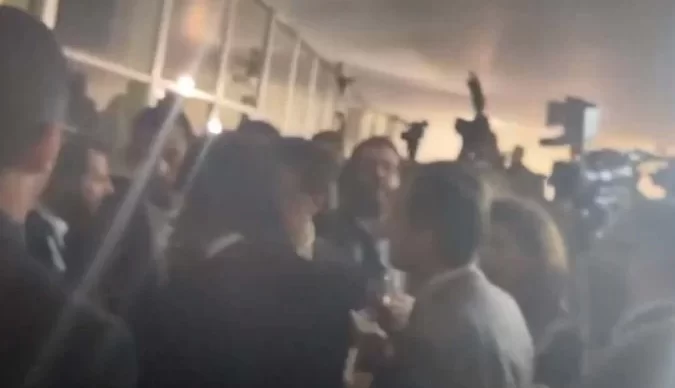 1_jornlaista_e_agredido_no_palacio_do_itamaraty-28130089