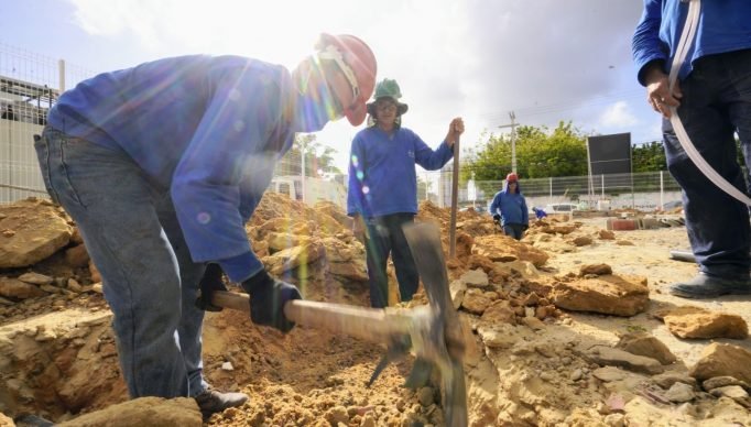 GOVERNADOR ELMANO DE FREITAS VISITA OBRAS DO NOVO PREDIO DO MINISTERIO PUBLICO NO BAIRRO LUCIANO CAVALCANTE
FOTOS: CARLOS GIBAJA/ GOV. DO CEARA 
TAGS: ELMANO DE FREITAS, MINISTERIO PUBLICO, OBRAS, OPERARIOS, TRABALHADORES, LUCIANO CAVALCANTE
