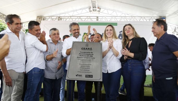 GOVERNADOR ELMANO DE FREITAS INAUGURA TRECHO PAVIMENTADO DA RODOVIA CE-390 QUE LIGA PENAFORTE A JARDIM EM EVENTO COM A PRESENCA DA VICE GOVERNADORA JADE ROMERO E DA SENADORA AUGUSTA BRITO

FOTOS: TATIANA FORTES/ GOV. DO CEARA

TAGS: CE-390, PENAFORTE, JARDIM, RODOVIA, ELMANO DE FREITAS, JADE ROMERO, AUGUSTA BRITO