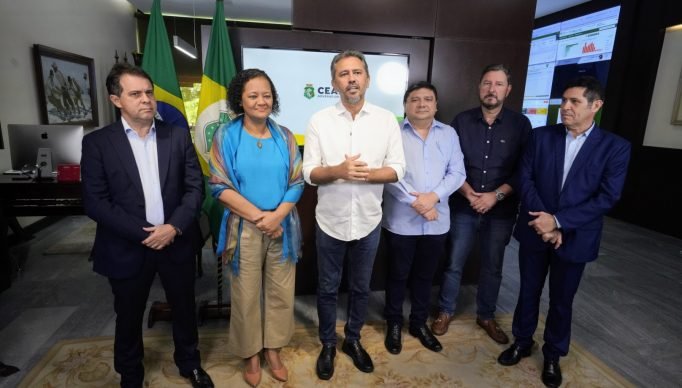 GOVERNADOR ELMANO DE FREITAS ANUNCIA REAJUSTE DAS BOLSAS DA FUNCAP
FOTOS: CARLOS GIBAJA/ GOV. DO CEARA 
TAGS: LIVE, BOLSAS, FUNCAP, ELMANO DE FREITAS