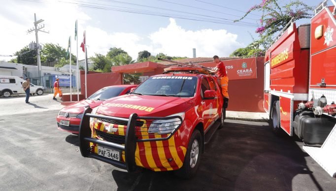 SECRETARIO ARTUR BRUNO PARTICIPA DA INAUGURACAO DO NOVO QUARTEL DOS BOMBEIROS E DE BRINQUEDOPRACA EM BATURITE

FOTOS: HELENE SANTOS/ GOV. DO CEARA

TAGS: QUARTEL, BOMBEIROS, BRINQUEDOPRACA, BATURITE, MAIS INFANCIA, ARTUR BRUNO