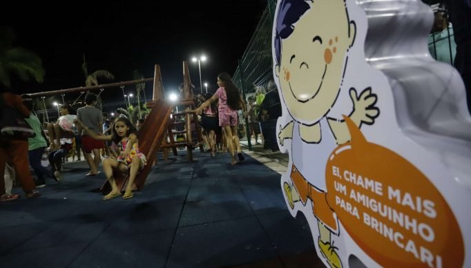SECRETARIO ARTUR BRUNO PARTICIPA DA INAUGURACAO DO NOVO QUARTEL DOS BOMBEIROS E DE BRINQUEDOPRACA EM BATURITE

FOTOS: HELENE SANTOS/ GOV. DO CEARA

TAGS: QUARTEL, BOMBEIROS, BRINQUEDOPRACA, BATURITE, MAIS INFANCIA, ARTUR BRUNO