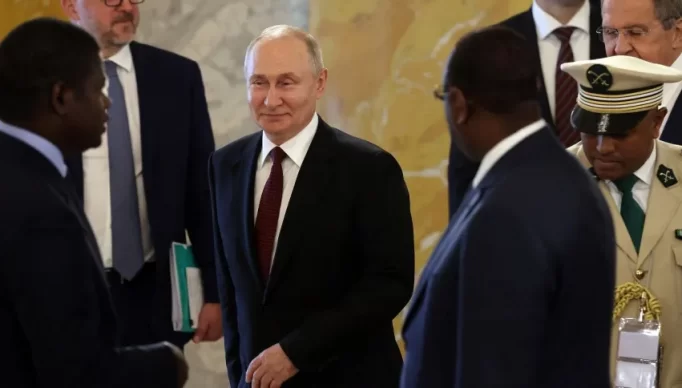 Putin-e-comitiva-africana