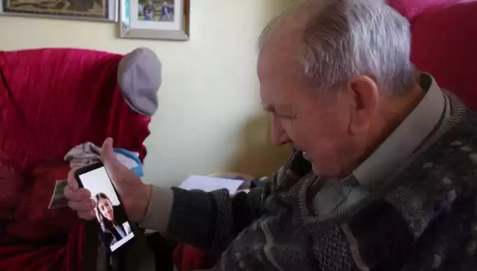 idoso-sozinho-em-casa-faz-chamada-de-video-com-uma-mulher_1_116016