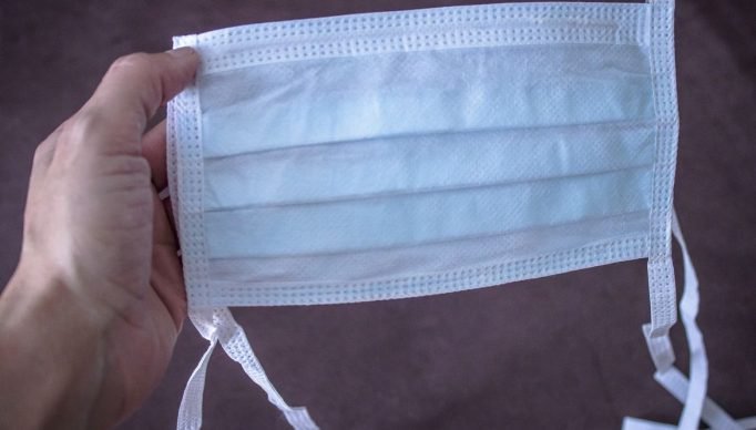 Máscara descartável.