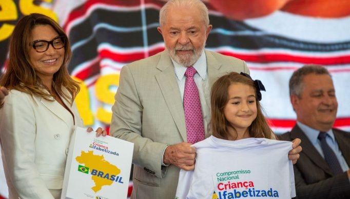 Brasília, DF 2023/06/12 O presidente Luiz Inácio Lula da Silva, acompanhado da primeira-dama Janja Lula da Silva, de governadores e dos ministros da Educação, Camilo Santana, e da Fazenda, Fernando Haddad, lança o Compromisso Nacional Criança Alfabetizada. Foto: Fabio Rodrigues-Pozzebom