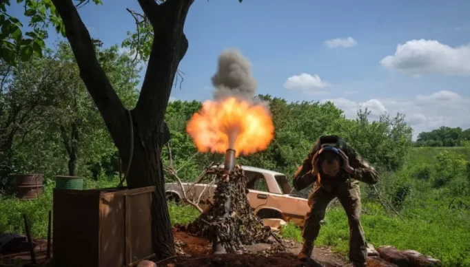 soldier-shooting-missel-in-ukraine