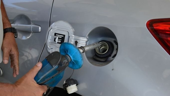 Greve de caminhoneiros provoca fila para abastecimento de combustível em posto de gasolina no Rio de Janeiro.
