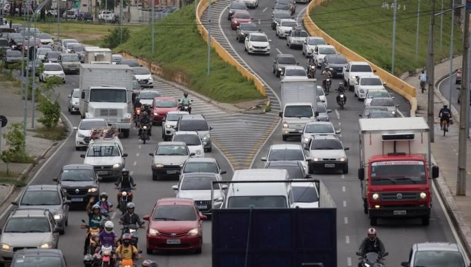 trânsito com carros e motos