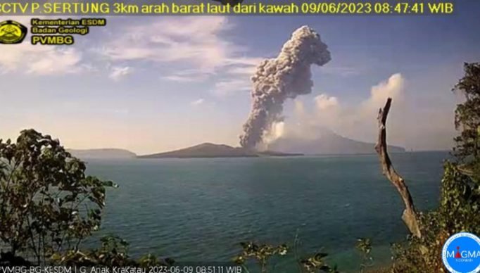 vulcao-anak-krakatoa-indonesia-efe-09062023081609438