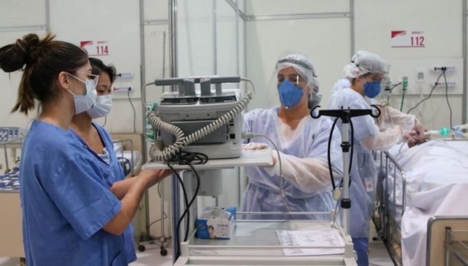 1_enfermeiros_em_hospital_de_campanha-22780629