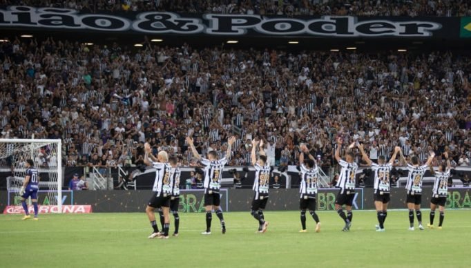 1_jogadores_torcida_ceara_fortaleza_classico_rei_castelao_copa_do_nordeste-21336534