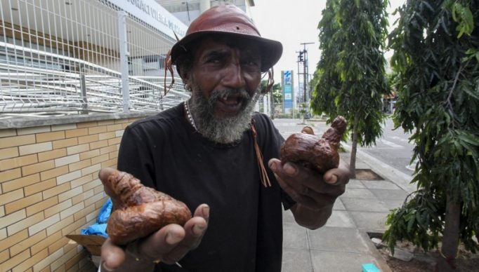 1_vendedor___de__coco___em___frente___ao___ijf___13_-22549792