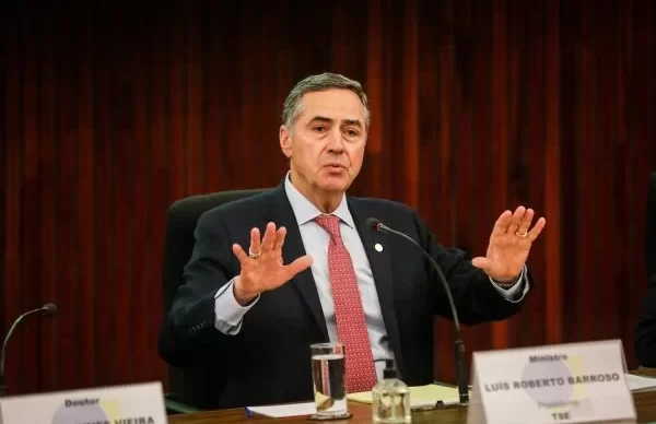 291121-GM-Presidente-do-Tribunal-Superior-Eleitoral-TSE-ministro-Luis-Roberto-Barroso-028-600x400