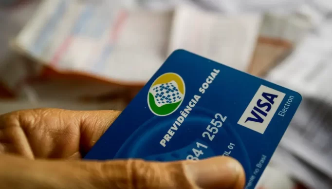 5mai2021-governo-confirma-que-antecipara-o-pagamento-do-13-salario-a-aposentados-e-pensionistas-do-inss-1625099766457_v2_4x3-1140x855