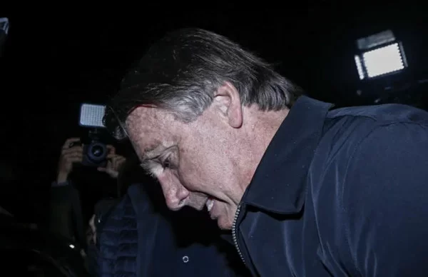 Ex-presidente-Jair-Bolsonaro-desembarca-em-Brasília-pela-primeira-vez-após-ter-sua-inelegibilidade-declarada-pelo-Tribunal-Superior-Eleitoral2-600x400