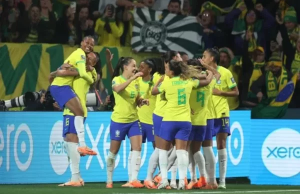 Jogadoras-do-Brasil-celebram-gol-na-Copa-do-Mundo-600x400
