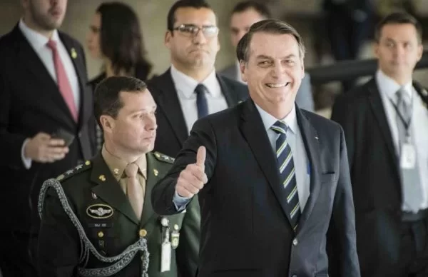 Mauro-Cid-ex-ajudante-de-ordens-de-Jair-Bolsonaro-durante-evento-do-presidente-2-600x400