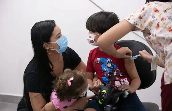 Vacinacao-de-criancas-1-1-600x400