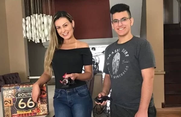 andressa-urach-e-filho-600x400