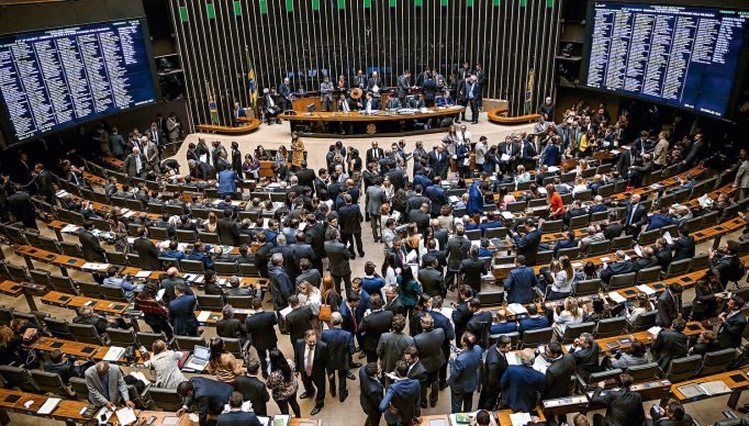 Plenário da Câmara aprova, em votação simbólica, suspensão de decreto sobre sigilo de documentos.