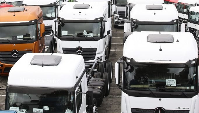 Caminhões no pátio da Mercedes-Benz do Brasil em São Bernardo do Campo.