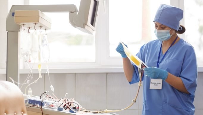 diferenca-tecnico-de-enfermagem-enfermeiro-scaled