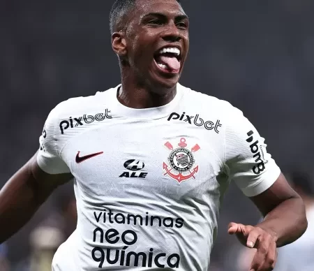 felipe-augusto-comemora-gol-do-corinthians-sobre-o-universitario-em-jogo-da-sul-americana-1689128154313_v2_450x450.jpg