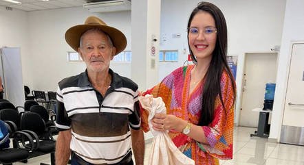 idoso-presenteia-gerente-de-banco-com-galinha-apos-atendimento-30062023082929313