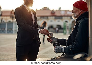 mendigo-dar-piedade-homem-negócios-doação-dinheiro-banco-de-fotos_csp74668629