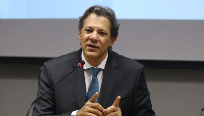 Brasília (DF), 17/07/2023 - Ministro da Fazenda, Fernando Haddad, fala sobre o programa Desenrola Brasil. durante entrevista coletiva a imprensa,  E/D. Secretario da SPE, Guilherme Mello, Ministro Haddad, e o Assessor da Secretária de Reformas Econômicas, Alexandre Ferreira.Foto Valter Campanato/Agência Brasil.