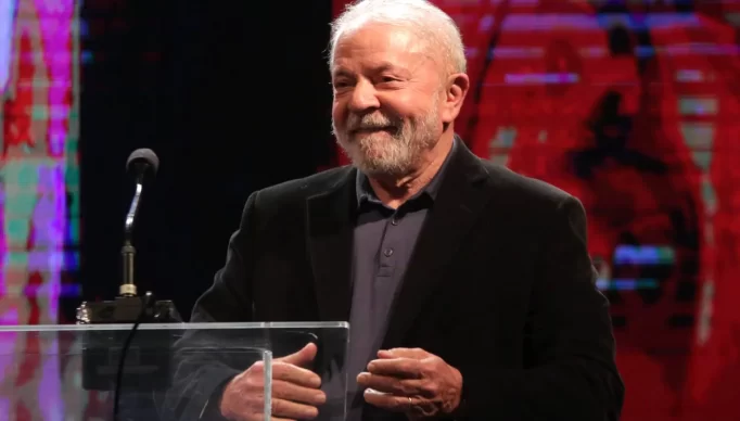 x-presidente-Luiz-Inácio-Lula-da-Silva-PT-faz-seu-discurso-após-a-apuração-das-eleições-2022-no-Auditório-do-Hotel-Jaraguá-região-central-São-Paulo-5