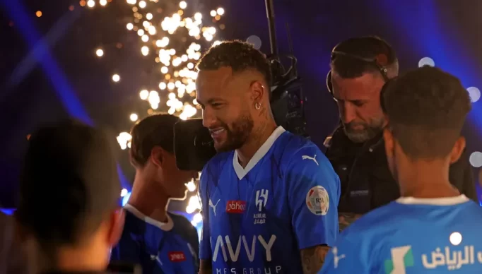 104004014-brazilian-superstar-neymar-enters-the-pitch-during-his-unveiling-ceremony-at-al-hilal