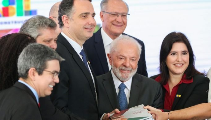 Brasília, DF 25/08/2023 O presidente Luiz Inácio Lula da Silva, acompanhado do vice-presidente, Geraldo Alckmin, do presidente do Senado, Rodrigo Pacheco, e dos ministros da Secretaria Geral da Presidencia, Márcio Macedo e do Planejamento, Simone Tebet,  recebe o PPA Participativo 2024-2027 e após a assinatura, o entrega ao presidente do Congresso, Pacheco.Foto: Fabio Rodrigues-Pozzebom/ Agência Brasil