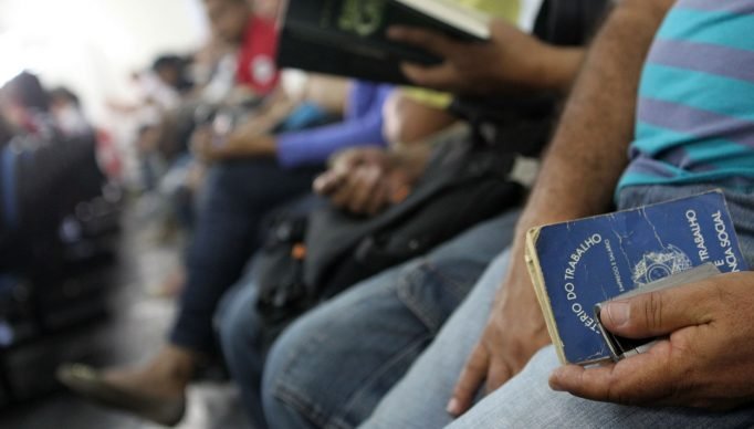Brasil, São Paulo, SP. 13/05/2013. Secretaria Municipal do Desenvolvimento promove "Feira do Trabalho 2013" oferecendo cerca de 5000 empregos em diversas áreas. Foram montadas barracas em frente ao Correio Central no Vale do Anhangabaú. - Crédito:TIAGO QUEIROZ/ESTADÃO CONTEÚDO/AE/Código imagem:150810