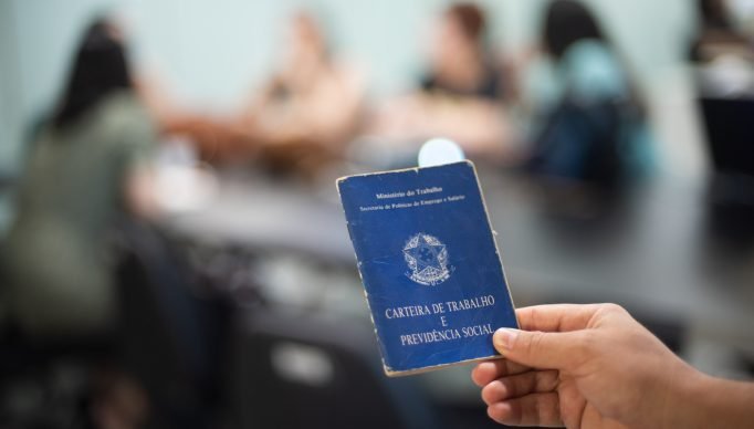 CTPS; CARTEIRA DE TRABALHO; EMPREGO; FOTOS DAVI PINHEIRO/GOVERNO DO CEARA;