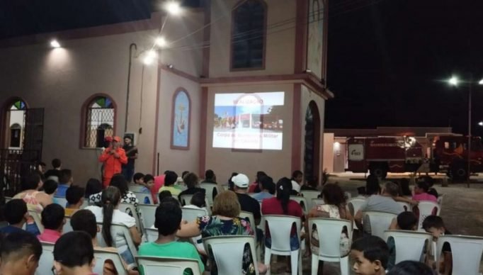 1_moradores_assistiram_a_filme_em_frente_a_praca_da_igreja-23146221