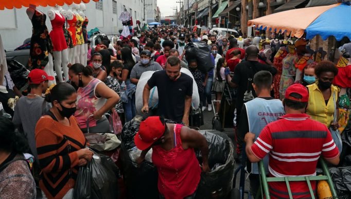 People walk at a popular shopping street amid the coronavirus disease (COVID-19) outbreak in Sao Paulo, Brazil December 17, 2020. REUTERS/Amanda Perobelli