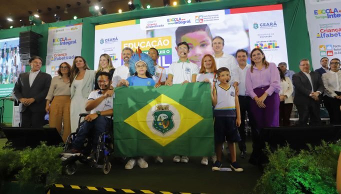 SOLENIDADE DE FORMALIZACAO DA DESAO AOS PROGRAMAS DO GOVERNO FEDERAL - PACTO NACIONAL PELA RETOMADA DE OBRAS DA EDUCACAO BASICA, COMPROMISSO NACIONAL CRIANCA ALFABETIZADA E ESCOLA DE TEMPO INTEGRAL COM A PRESENCA DO GOVERNADOR ELMANO DE FREITAS E DO MINISTRO DA EDUCACAO CAMILO SANTANA
FOTOS: HELENE SANTOS/ GOV. DO CEARA 
TAGS: MEC, CAMILO SANTANA, ELMANO DE FREITAS, PACTO NACIONAL, EDUCACAO, ESTUDANTES, ALFABETIZACAO, ESCOLA, TEMPO INTEGRAL