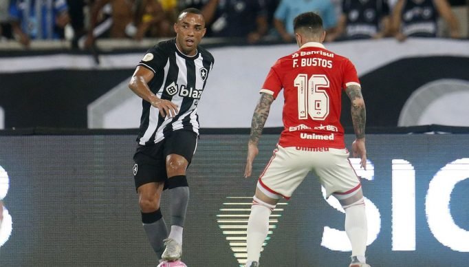 Marcal. Botafogo x Internacional pelo Campeonato Brasileiro no Estadio Nilton Santos. 16 de Outubro de 2022, Rio de Janeiro, RJ, Brasil. Foto: Vitor Silva/Botafogo. 
Imagem protegida pela Lei do Direito Autoral Nº 9.610, DE 19 DE FEVEREIRO DE 1998. Sendo proibido qualquer uso comercial, remunerado e manipulacao/alteracao da obra.