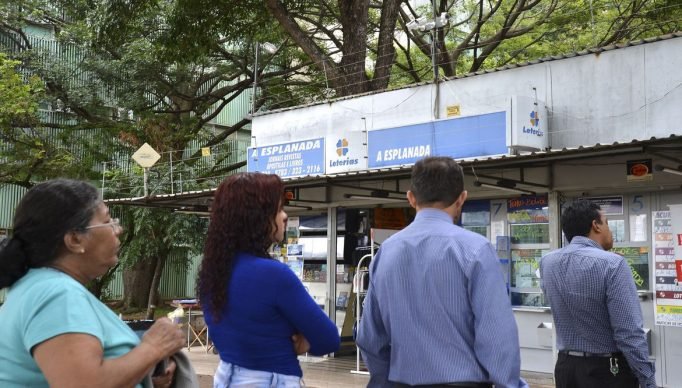 Brasília - Movimentação nas lotéricas às vésperas do sorteio da Mega-Sena da Virada (Wilson Dias/Agência Brasil)
