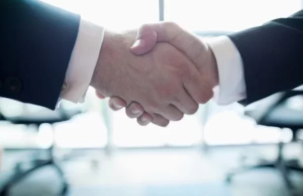 Aperto-de-maos-cumprimento-600x400