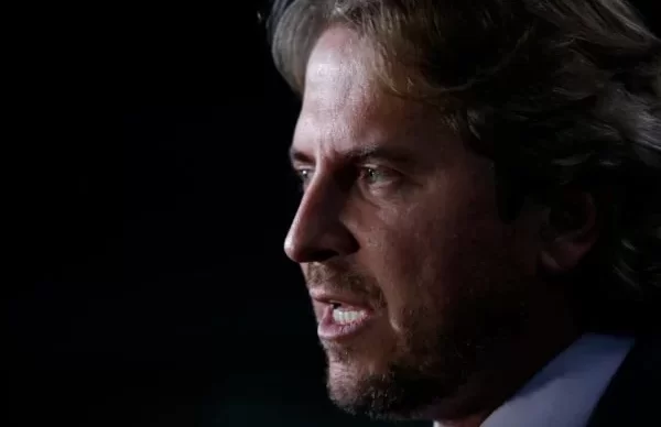 Após-entrega-de-petição-de-líderes-e-presidentes-de-partidos-progressistas-ao-presidente-do-Senado-Rodrigo-Pacheco-PSD-MGdeputado-Zeca-Dirceu-PT-PR-fala-com-jornalistas-1-600x400