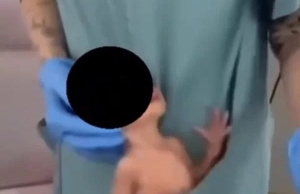 Funcionaria-danca-com-recem-nascido-no-bolso-600x400